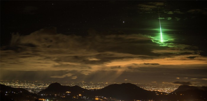 Bright Green Meteor Blazes Through The Sky Of Illinois & Wisconsin [Video]